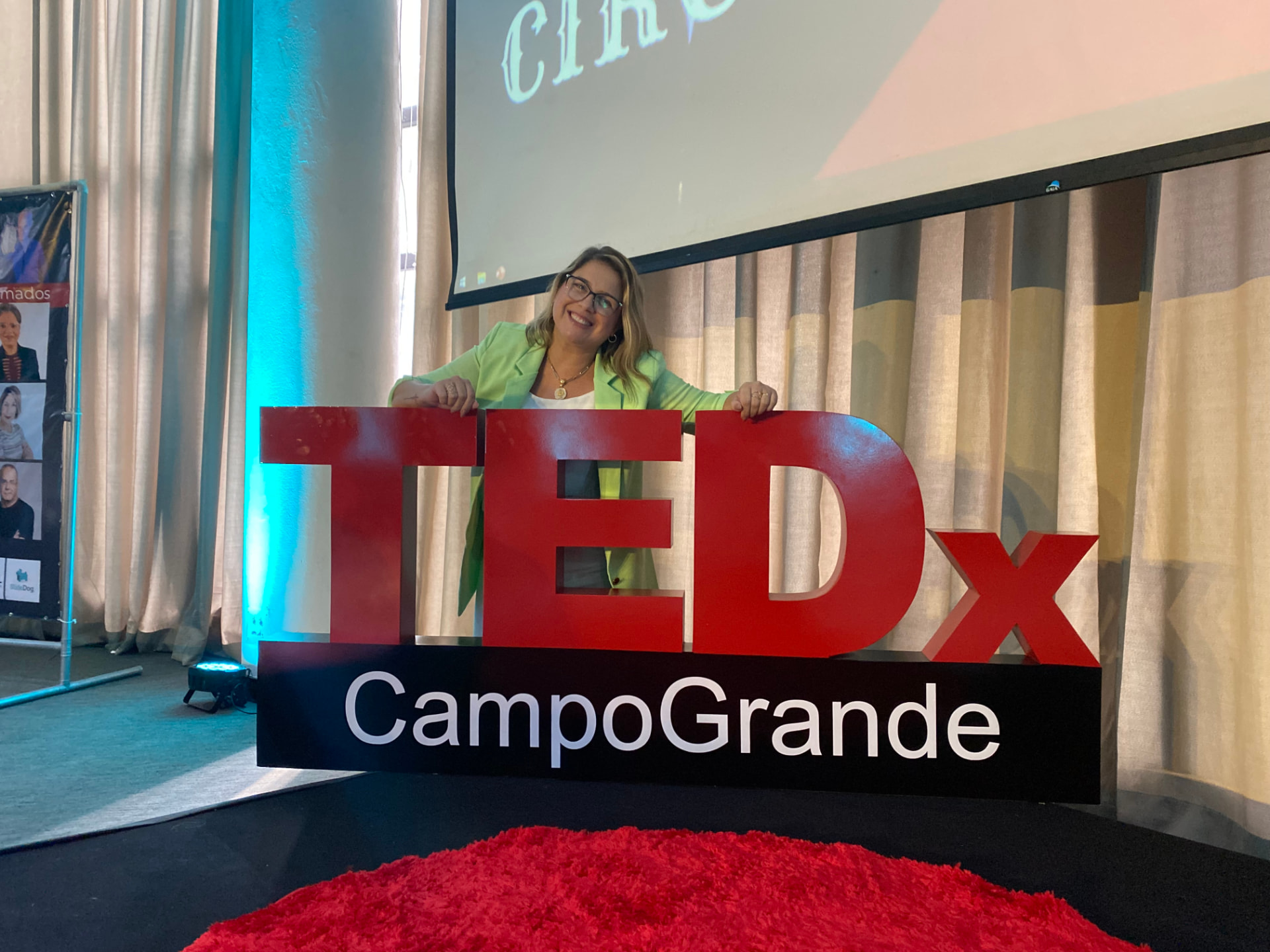 Priscilla Cruz no palco do TEDxCampoGrande