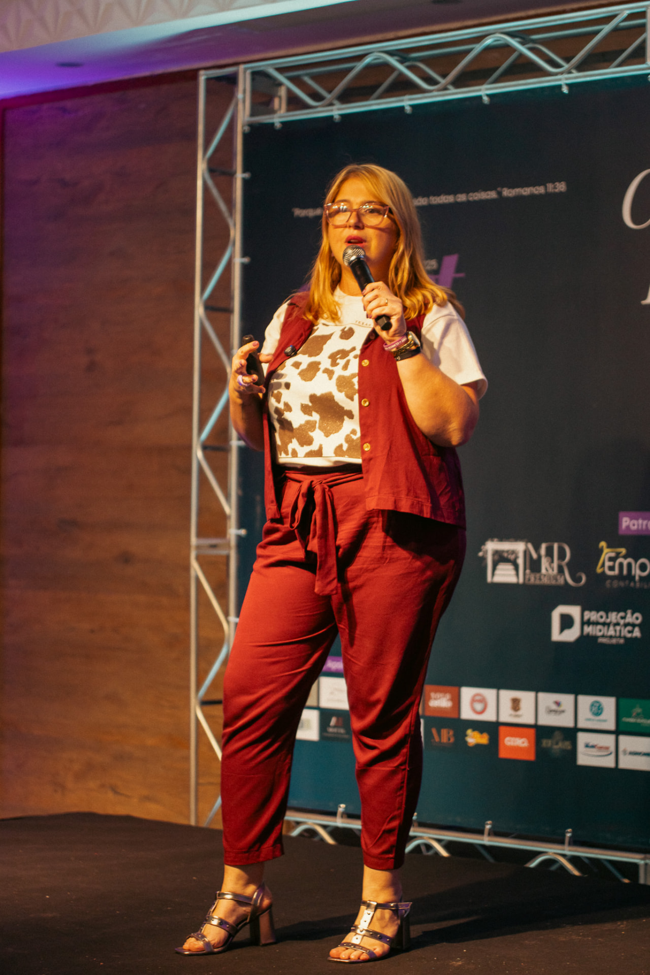 Priscilla Cruz palestrando em palco de evento